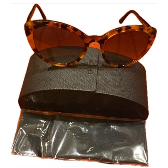 PRADA cat ayes  brown sunglasses 😎 - Picture 1 of 7
